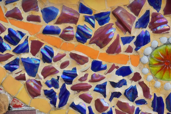 Fayans parçalı mozaik ve soyut arkaplan için duvardaki taş süslemeleriyle dolu.