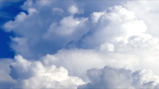 Lapso Tiempo Las Nubes Hinchadas Mueven Través Del Cielo Azul — Vídeos de Stock