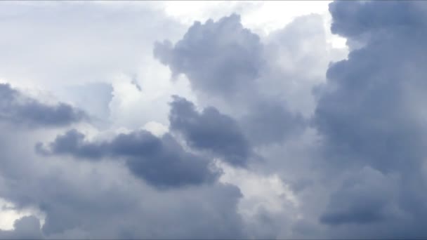 Time Lapse Γκρι Και Λευκά Κυλιόμενα Φουσκωτά Σύννεφα Που Αιωρούνται — Αρχείο Βίντεο