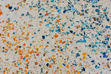 Fayans parçalı mozaik ve soyut arkaplan için duvardaki taş süslemeleriyle dolu.