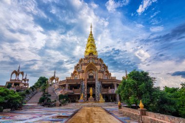 Güzel tapınağın adı Wat Phra Thart Pha Son Kaew. Tayland 'ın Phetchabun bölgesindeki Khao Kho' da yer alıyor. Budist manastırı ve halk tapınağı.