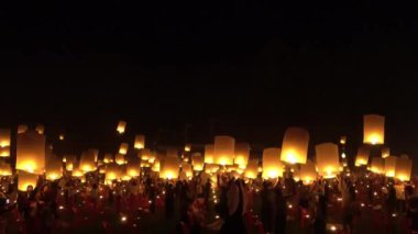 İtfaiye fenerleri geceleri gökyüzüne yükseliyor Loi Krathong Festivali 'nde Chiang Mai, Tayland' ın Seyahat Destinations 'ında. Gece vakti Yee Peng Festivali 'nde gökyüzü fenerinin arka planı