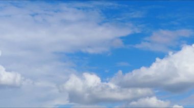 Zaman daralıyor, bulutlar mavi gökyüzünde hareket ediyor. Ultra HD hareket halindeki bulut manzarası. Kümülüs bulutu zaman aşımı.