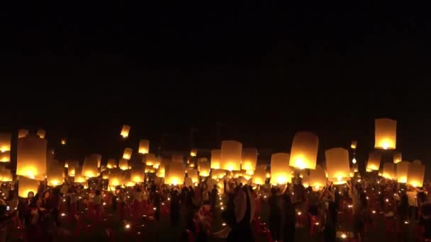 Lanternas Fogo Flutuando Céu Noite Loi Krathong Festival Destinos Viagem — Vídeo de Stock