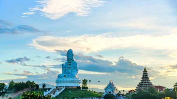 时光倒流的运动云彩 晚上笼罩在淮普拉康寺的观音大像之上 是泰国清莱省的中国风格的寺庙 泰国清莱著名的旅游胜地 — 图库视频影像