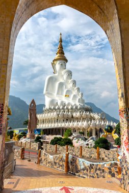Wat Phra Thart Pha Son Kaew 'deki beş Buda Tayland' ın Phetchabun eyaletindeki Khao Kho 'da yer almaktadır. Budist manastırı ve halk tapınağı.