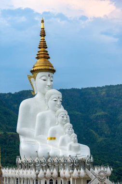 Wat Phra Thart Pha Son Kaew 'deki beş Buda Tayland' ın Phetchabun eyaletindeki Khao Kho 'da yer almaktadır. Budist manastırı ve halk tapınağı.