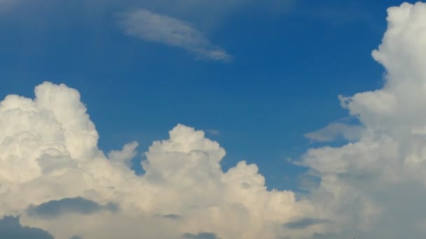 Tijdsverloop Wolken Opgezwollen Bewegen Door Blauwe Lucht Ultra Landschap Van — Stockvideo