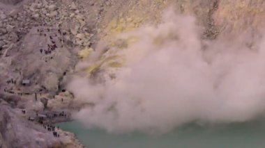 Doğu Java Endonezya 'daki Kawah İjen Gölü asitli sülfür madencilik dağ volkanı kraterinin dumanı. Kawah Ijen, Endonezya 'da sülfür çıkarılan bir volkanik turizm merkezidir..