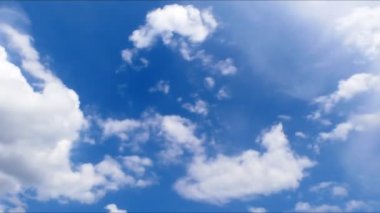 Zaman daralıyor, bulutlar mavi gökyüzünde hareket ediyor. Ultra HD hareket halindeki bulut manzarası. Kümülüs bulutu zaman aşımı.