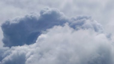 Bulutlar mavi gökyüzünde hareket ediyor. Ultra HD hareket halindeki bulut manzarası. Kümülüs bulut manzarası 