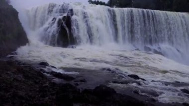 Yağmur mevsiminde şelale manzarası Güney Laos 'ta Sae Pong Lai şelalesinin gücü yağmur mevsiminde Sae Pong Lai şelalesi..