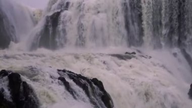 Yağmur mevsiminde şelale manzarası Güney Laos 'ta Sae Pong Lai şelalesinin gücü yağmur mevsiminde Sae Pong Lai şelalesi..