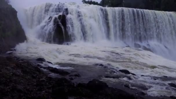 雨季の滝の風景 南ラオスのセポンライ滝の力 雨季のセポンライ滝 南ラオス — ストック動画