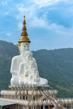 Wat Phra Thart Pha Son Kaew 'deki beş Buda Tayland' ın Phetchabun eyaletindeki Khao Kho 'da yer almaktadır. Budist manastırı ve halk tapınağı.