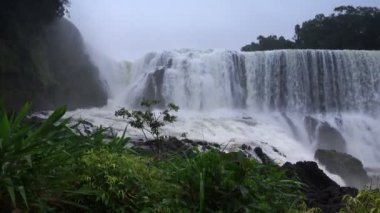 Yağmur mevsiminde şelale manzarası, Güney Laos 'taki Sae Pong Lai şelalesinin gücü..