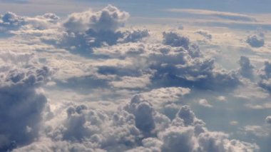 Arka plan için uçağın penceresinden bulutlar görünüyor. Bulutların üzerinde uçuyor, havada uçuyor.. 
