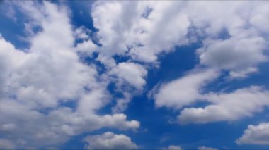 Zaman daralıyor, bulutlar mavi gökyüzünde hareket ediyor. Ultra HD hareket halindeki bulut manzarası. Kümülüs bulutu zaman aşımı.