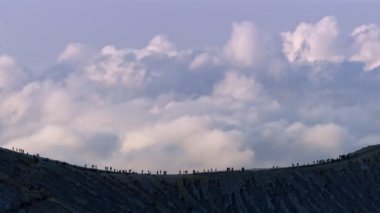 Turistler Ijen Dağı, Banyuwangi, Doğu Java, Endonezya 'nın krater volkanında yürüyorlar. Kawah Ijen, Endonezya 'da sülfür çıkarılan bir volkanik turizm merkezidir..