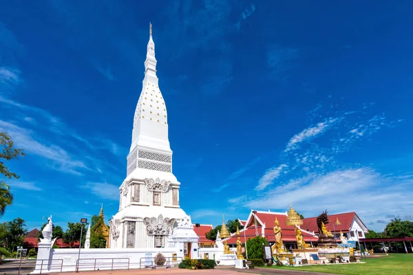 泰国Nakhon Phanom Tha Uthen区Phra Tha Uthen寺的Tha Uthen塔 那塔是一座正方形的塔 是一座神圣而有名的古寺 游客们常去参观 — 图库照片