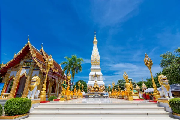 泰国Nakhon Phanom县Phra Phanom寺的Phanom塔 这座佛塔是一座正方形的宝塔 是一座神圣而有名的古寺 游客们常去参观 — 图库照片