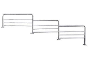 Paslanmaz çelik merdiven korkulukları beyaz arka planda, kırpma yolu ile izole.