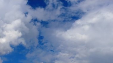 Zaman daralıyor, bulutlar mavi gökyüzünde hareket ediyor. Ultra HD hareket halindeki bulut manzarası. Kümülüs bulutu zaman aşımı.