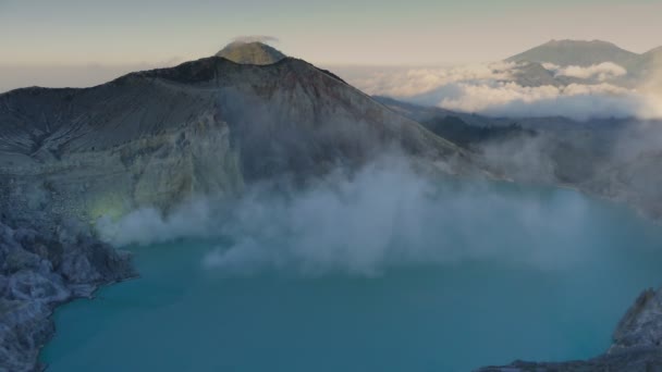Fumaça Cratera Vulcânica Mineração Enxofre Com Ácido Lago Kawah Ijen — Vídeo de Stock