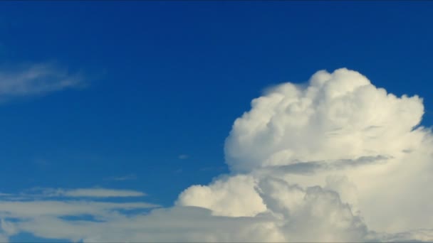 Tempo Scaduto Nuvole Gonfie Muovono Attraverso Cielo Blu Scenario Ultra — Video Stock