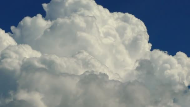 Timpul Trece Norii Pufoşi Mişcă Cerul Albastru Peisaj Ultra Norului — Videoclip de stoc