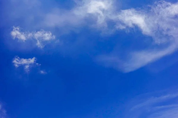 Awan Putih Dengan Latar Langit Biru Bengkak Berbulu Putih Awan — Stok Foto
