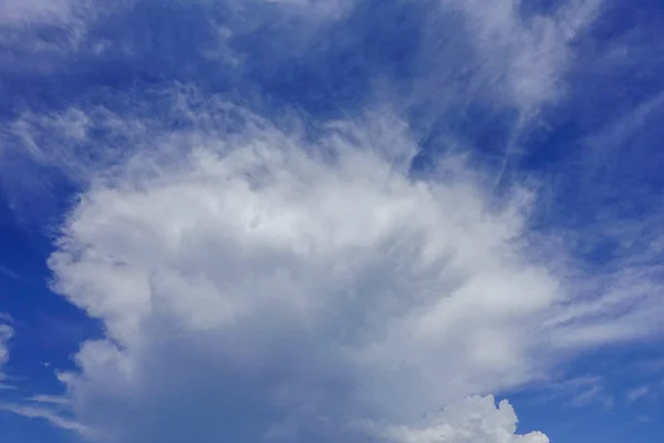 Λευκά Σύννεφα Στο Μπλε Φόντο Του Ουρανού Φουντωτά Χνουδωτά Άσπρα — Φωτογραφία Αρχείου