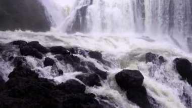 Yağmur mevsiminde şelale manzarası, Güney Laos 'taki Sae Pong Lai şelalesinin gücü..