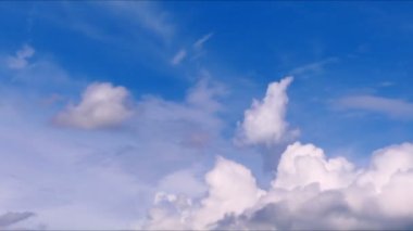 Zaman daralıyor, bulutlar mavi gökyüzünde hareket ediyor. Ultra HD hareket halindeki bulut manzarası. Kümülüs bulutu zaman aşımı.