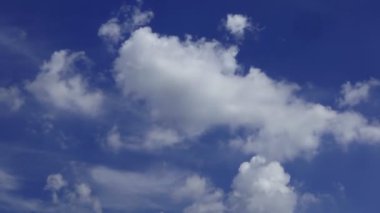 Zaman daralıyor, bulutlar mavi gökyüzünde hareket ediyor. Ultra HD hareket halindeki bulut manzarası. Kümülüs bulutu zaman aşımı.