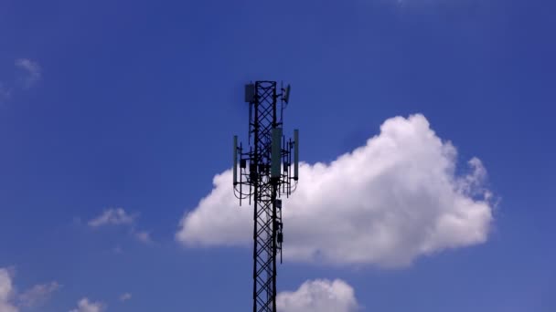 Time Lapse Τηλεπικοινωνιακοί Πύργοι Σύννεφα Κίνησης Στο Μπλε Φόντο Του — Αρχείο Βίντεο