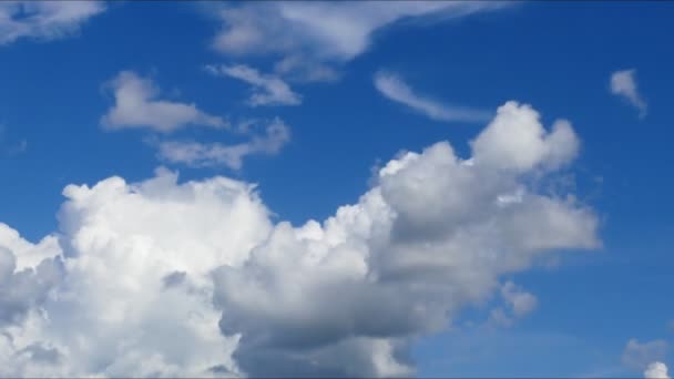 Lapso Tiempo Las Nubes Hinchadas Mueven Través Del Cielo Azul — Vídeos de Stock