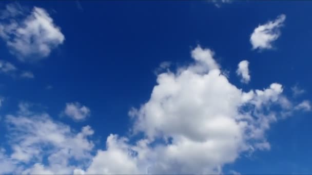 時間の経過とともに 雲が青い空を横切って移動しています 動きの雲の超Hd風景 積雲雲時間の経過 — ストック動画