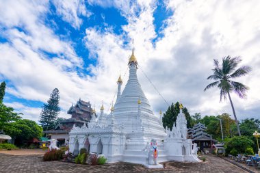 Pagoda Shan Birman tarzı Phra Doi Kong Mu tapınağı Mae Hong Son, Tayland 'da bir dağın tepesinde.