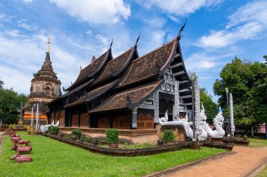 Lokmolee Tapınağı Tayland 'ın Chiang Mai şehrinde bulunan bir Budist tapınağıdır. Chiang Mai 'nin dini bir turistik cazibesi.