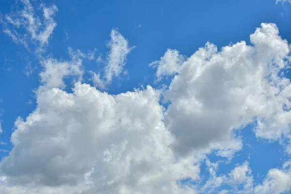 Awan Putih Melawan Langit Biru Untuk Latar Belakang Bengkak Berbulu — Stok Foto