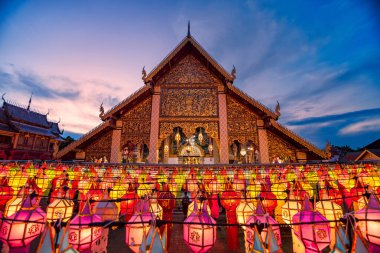 Lamphun Fener Festivali, Tayland, Lamphun 'daki Hariphunchai Tapınağı' nın Budist ibadeti. Loi Krathong 'da ya da Yi Peng Festivali' nde Lanna lambasının ışığı