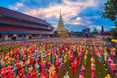 Lamphun Fener Festivali, Tayland, Lamphun 'daki Hariphunchai Tapınağı' nın Budist ibadeti. Loi Krathong 'da ya da Yi Peng Festivali' nde Lanna lambasının ışığı