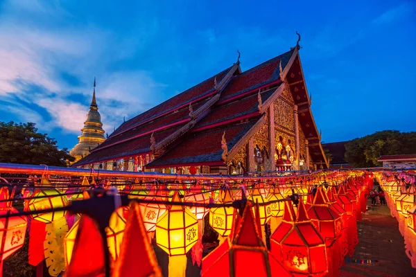 Lamphun Lantern Festival Adoração Budista Phra Hariphunchai Temple Lamphun Tailândia — Fotografia de Stock