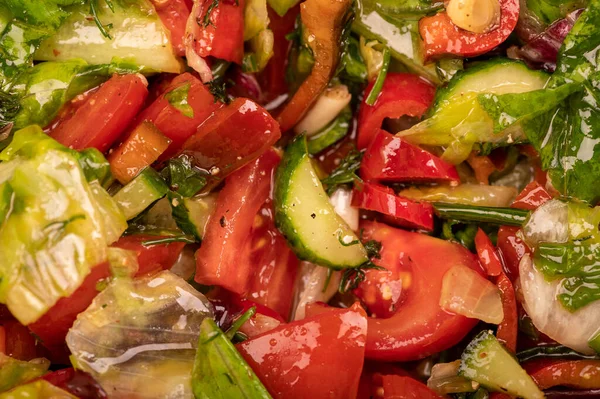 Salada Vegetal Tomate Fatiado Pepino Pimentão Doce Rabanetes Ervas Close — Fotografia de Stock