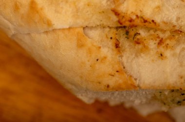 Sarımsak ezmeli baget. Parça parça kesilmiş, yakın plan, seçici odaklı.