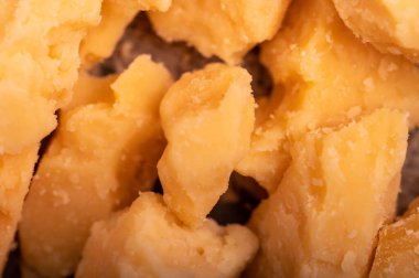 Parmesan peyniri dilimleri, yakın plan seçici odaklanma.