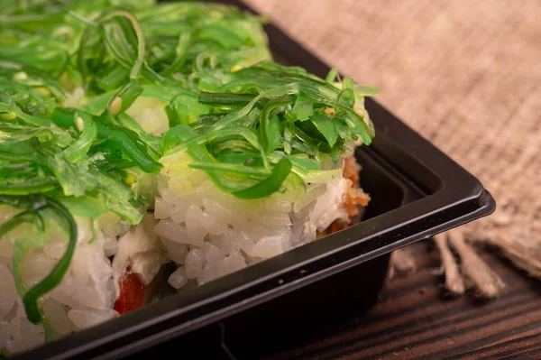 플라스틱 쟁반에 필라델피아 추카와 맛있는 초밥을 — 스톡 사진