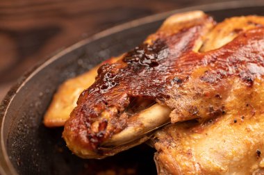 Kızartma tavasında baharatlı ördek parçaları, yakın plan, seçici odaklı.