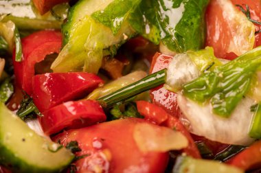 Dilimlenmiş domates, salatalık, tatlı biber, turp ve otlardan oluşan sebze salatası, yakın plan, seçici odaklanma.